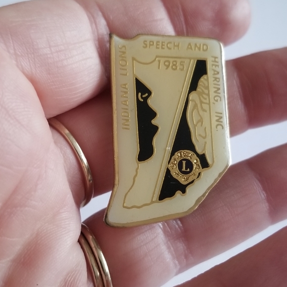 Vintage Lions Club pin enamel brooch Gold tone metal - Picture 2 of 11